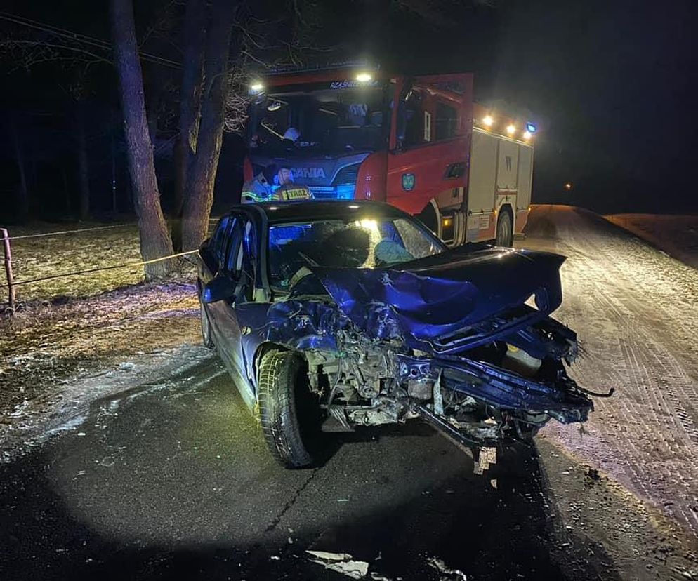Młodzi ludzie roztrzaskali się oplem na drzewie. Kierowca pędził po oblodzonej drodze