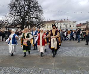 Maturzyści z Nowego Sącza zatańczyli poloneza na Ryku 