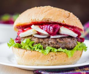 Domowy burger drwala z żurawiną. Przepis na klasyk z nutką słodyczy