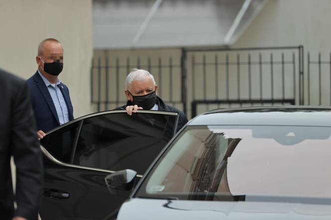 Jarosław Kaczyński wysiada z samochodu