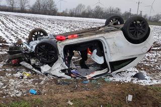 Koszmarny wypadek pod Wągrowcem! Kobieta nie żyje, inni poszkodowani w bardzo ciężkim stanie [ZDJĘCIA].