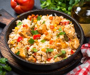 Pierś kurczaka z ryżem po meksykańsku: przepis na danie jednogarnkowe