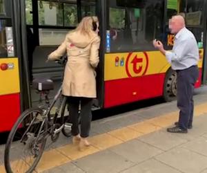  Awantura o przewóz roweru w autobusie w Warszawie. Kierowca nie wpuścił rowerzystki w ulewę. „Jest pani młoda, ma pani siłę, żeby jechać na rowerze”