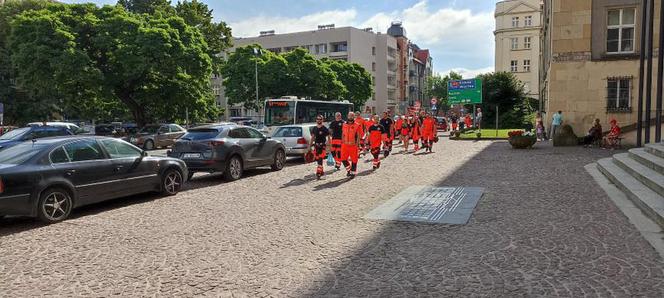 Protest ratowników medycznych w centrum Katowic. Domagają się podwyżek, zablokowali główną ulicę miasta [ZDJĘCIA]