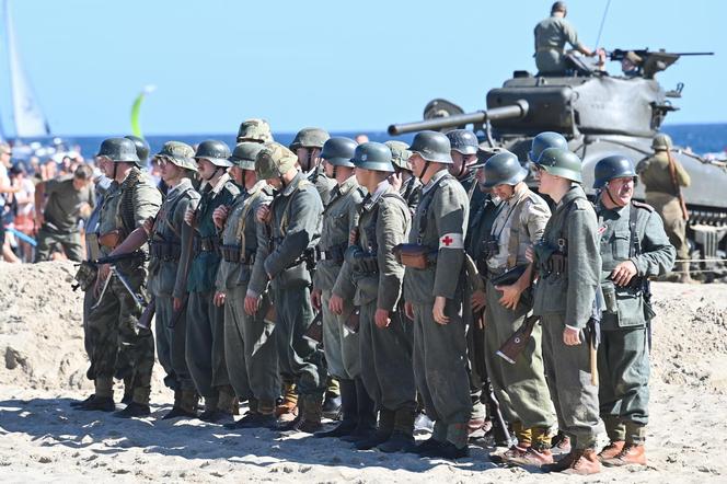 Turyści usłyszeli strzały, a czołgi wjechały na plaże. Zobaczcie zdjęcia z finałowej inscenizacji „Lądowanie na plaży”!