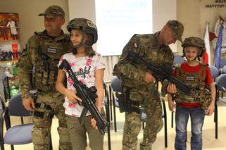 Żołnierze i gwiazdy odwiedzili małych pacjentów