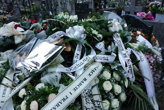 Tragedia w Salisbury. Zamordowane kobiety pochowane w Tarnowie. Grobu nie widać spod kwiatów