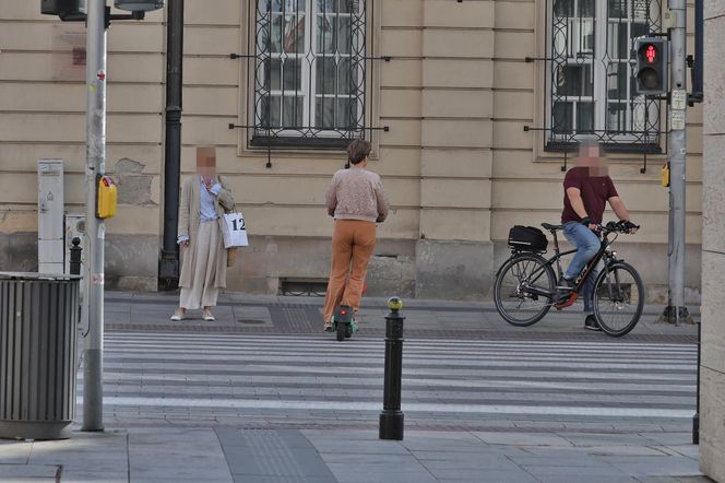 Monika Richardson pędzi na hulajnodze