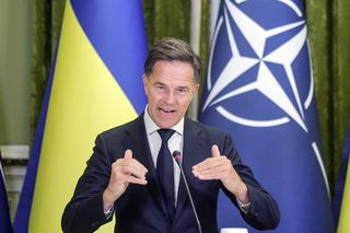 NATO kontaktuje się z Polską w sprawie incydentu z dronem. „Uważnie to obserwujemy”