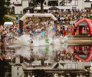 Festiwal Życia w Kokotku. Zdjęcia z czwartego dnia imprezy. Bieg Festiwalowicza i biskup w błocie