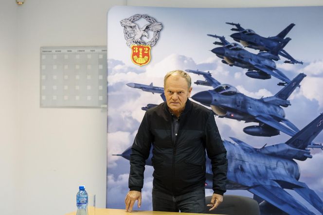 Donald Tusk w bazie lotnictwa w Łasku