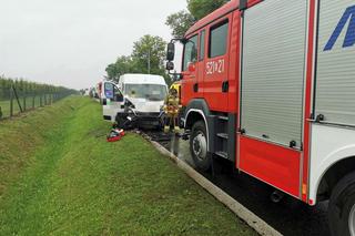 Śmiertelny wypadek pod Rawą Mazowiecką. Trzy osoby zginęły w zderzeniu BMW z busem