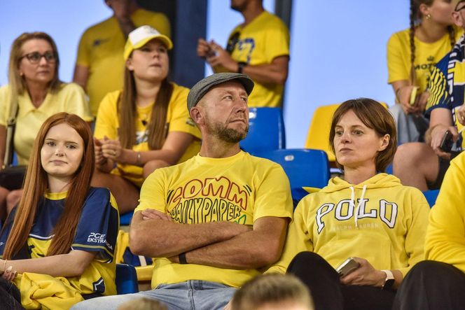 Sektor gości podczas finału PGE Ekstraligi. Zdjęcia kibiców Orlen Oil Motoru Lublin z Motoareny w Toruniu