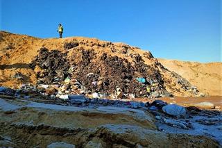Nielegalne składowisko odpadów pod Strzelinem. Podczas kontroli chciano przejechać inspektorów! [ZDJĘCIA]