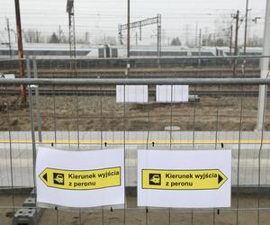 Dojście do nowej stacji przez błoto i plac budowy. PKP Warszawa Grochów jak tor przeszkód 