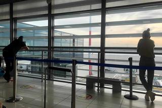 Pasażerowie z Rzeszowa prawie dobę czekają na lotnisku.