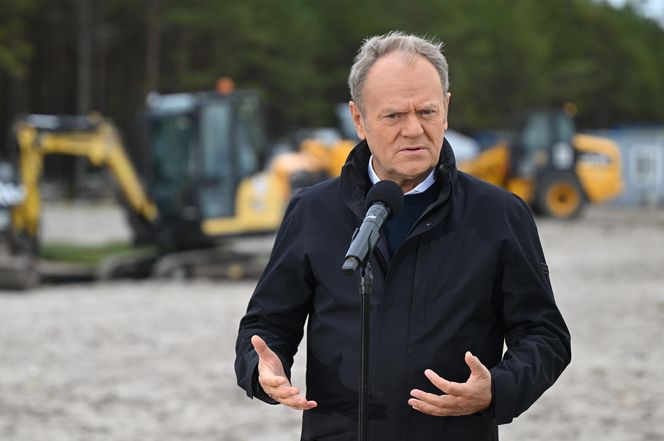 iebrowo, 15.10.2025. Premier RP Donald Tusk podczas wizyty na miejscu planowanej budowy pierwszej polskiej elektrowni jądrowej Lubiatowo – Kopalino w Biebrowie (woj. pomorskie)