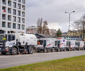 Harmonogram pozimowego sprzątania Łodzi. Pierwsze zamiatarki już jeżdżą po ulicach