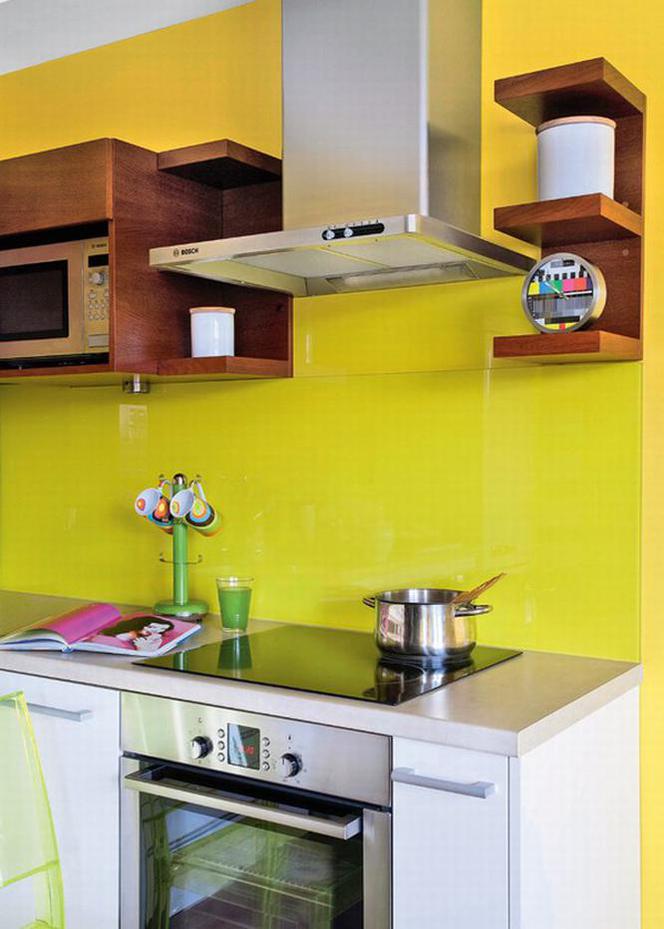 Mała kuchnia w radosnych kolorach: żółte ściany w kuchni