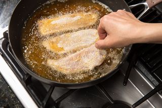 Smażona ryba lepsza niż nad polskim morzem. Wszystko dzięki patentowi od babci