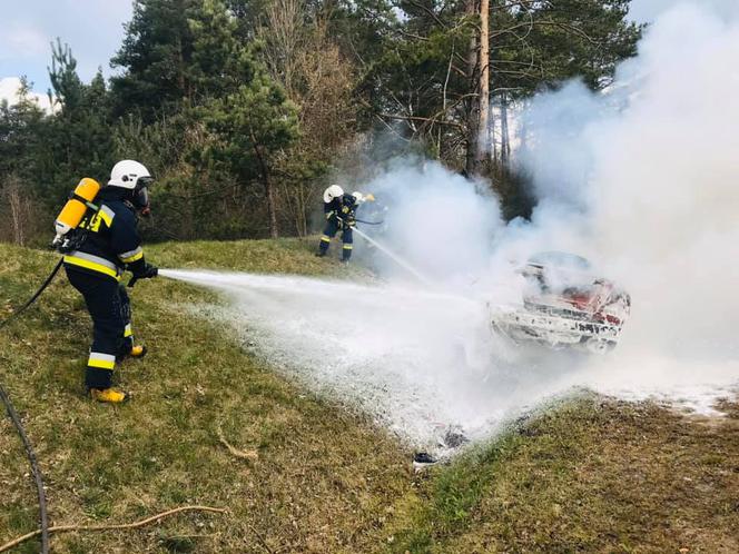 Podlaskie. Pożar auta na DK 65. Kierowcę i pasażera uratował policjant