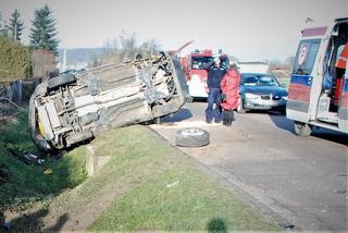 Terenówka wyprzedzała na skrzyżowaniu, a bus skręcił w lewo. SUV dachował w rowie