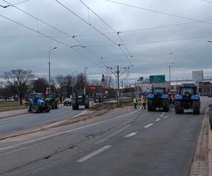 Protest rolników we Wrocławiu. Strajk wymyka się spod kontroli. Urząd Wojewódzki obrzucany jajkami