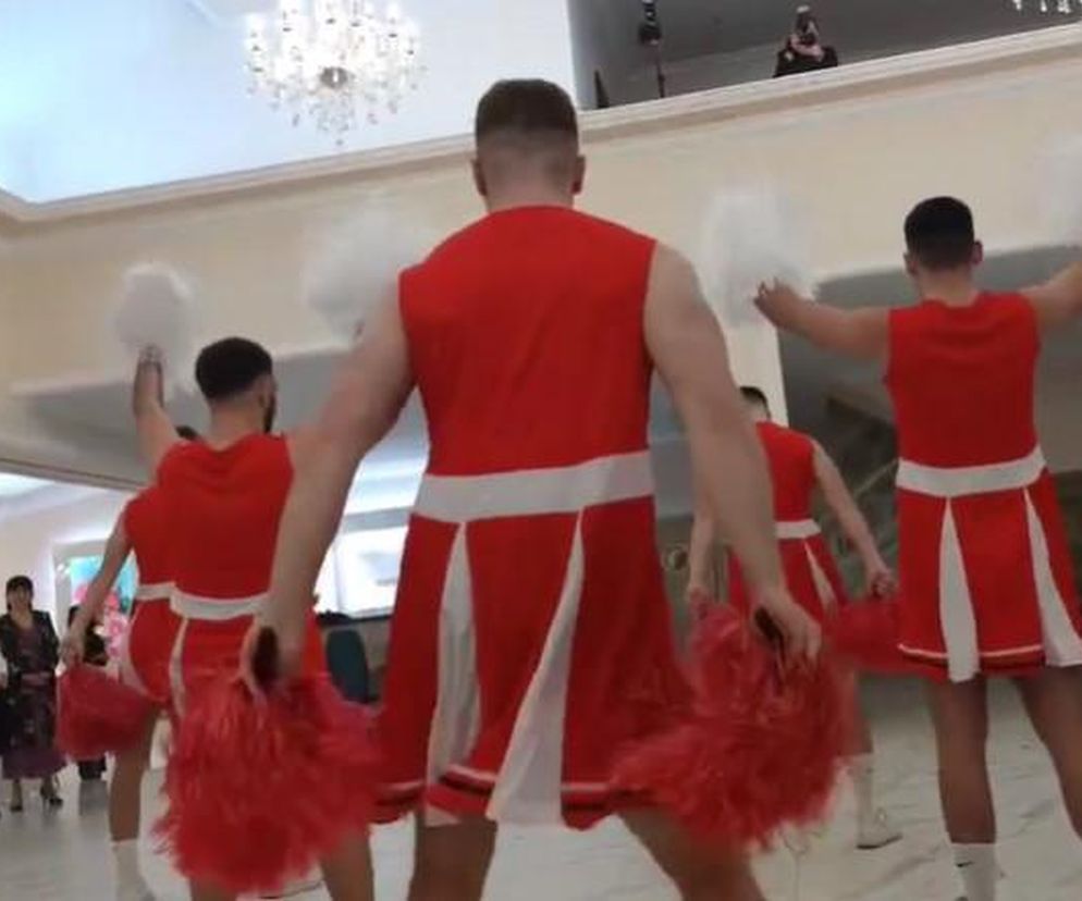 Ta studniówka przejdzie do historii. Chłopcy założyli spódniczki i wyszli na parkiet. Ich taniec jest prze-kozacki