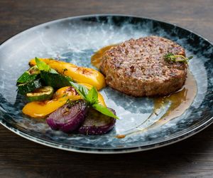 Bity kotlet wołowy smażony z cebulką - rarytas w starym, dobrym stylu