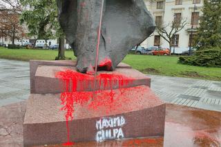 Zdewastowany pomnik Jana Pawła II w Łodzi