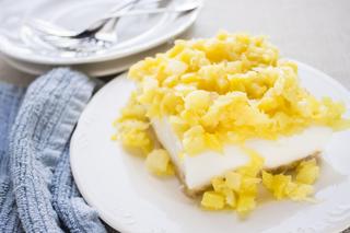 Ciasto z bananem i ananasem idealne na upały. Przepis na pyszny deser bez pieczenia