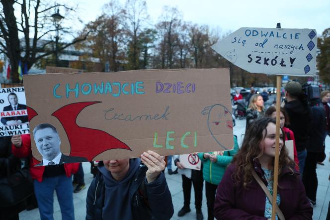 Protest przeciwko "lex Czarnek 2.0" pod Sejmem. Będzie zmiana prawa oświatowego?