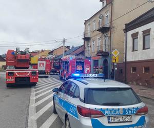 Pożar w kamienicy przy Iłżeckie w Starchowicach! W niedzielny poranek służby w akcji