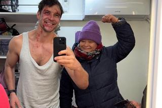 M jak miłość na planie odc. 1808. Marcin (Mikołaj Roznerski) z reżyserką Kingą Lewińską