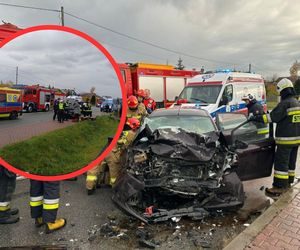 Groźny wypadek na DK12 w Łódzkiem. Cztery osoby ranne, jedna uwięziona w zmiażdżonym aucie!