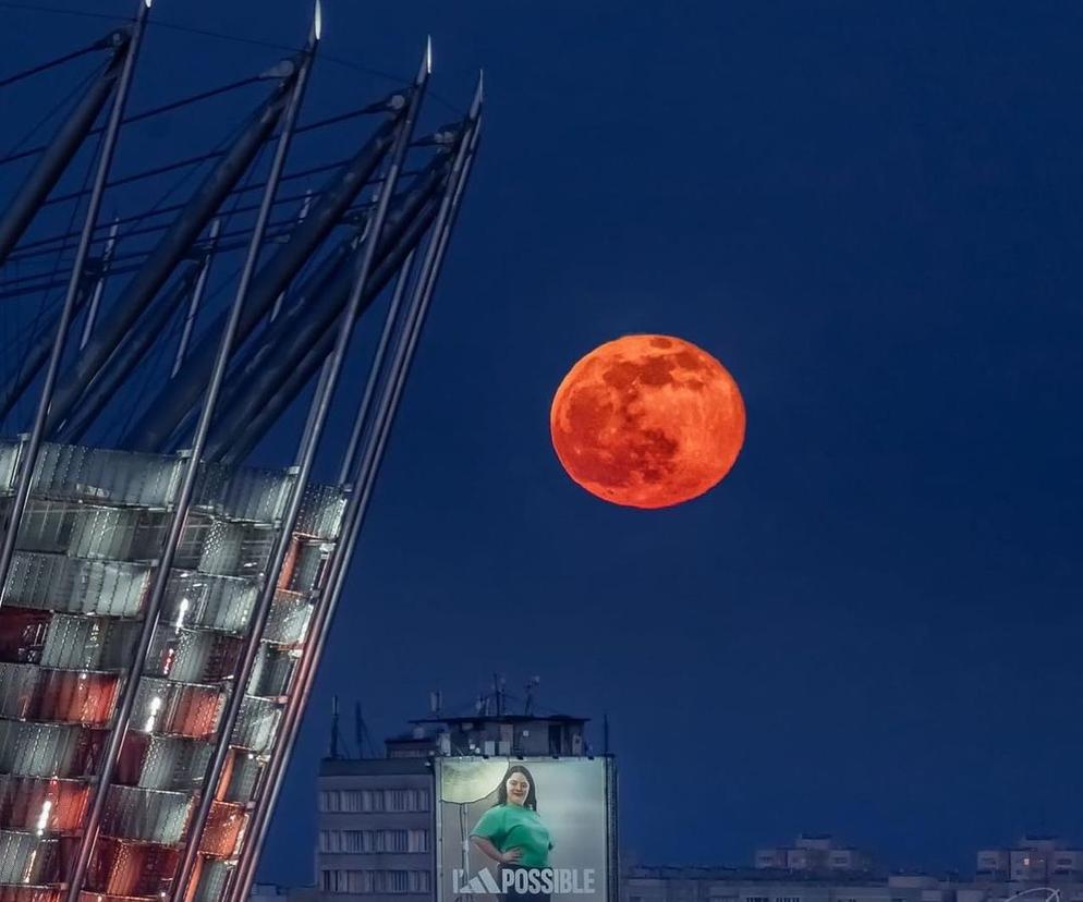 Krwawy księżyc w Warszawie