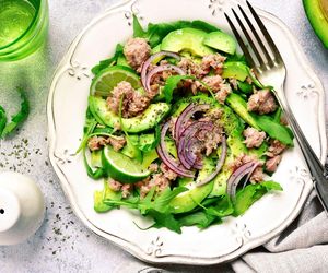 Ekspresowa sałatka z tuńczykiem i awokado. Prosty przepis w 3 krokach 