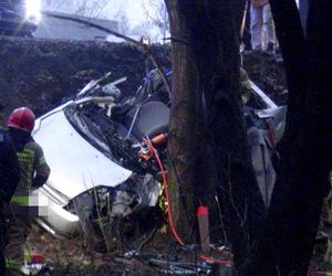 Koszmarny wypadek pod Warszawą. Taksówka owinęła się o drzewo. Kierowca cudem uszedł z życiem!