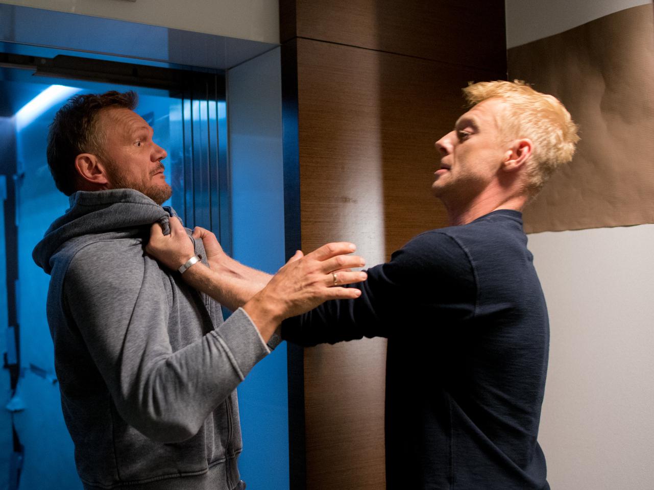 Aż po sufit odc. 2. Andrzej (Cezary Pazura), Daniel (Cezary Łukaszewicz)