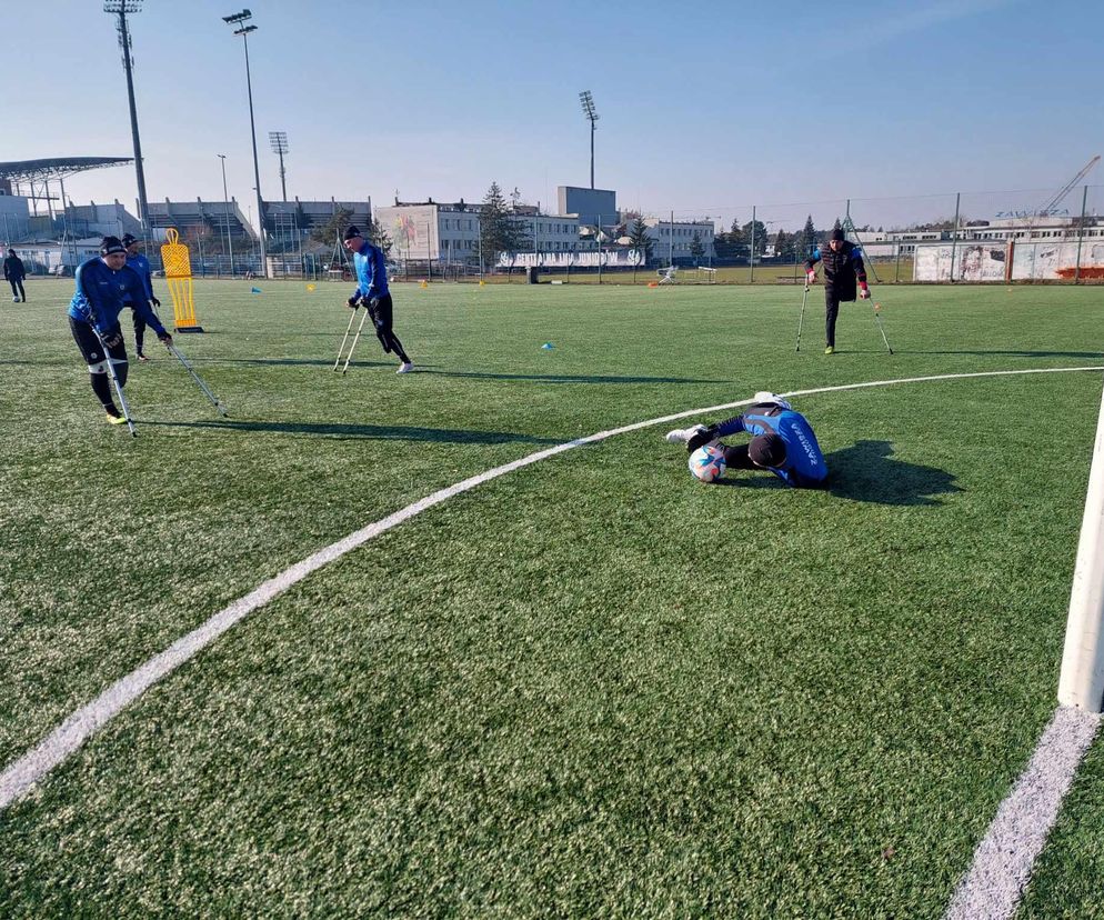 Po amputacji nic sie nie kończy. Trenują w drużynie Amp Futbolu Zawiszy Bydgoszcz. Są jedną nogą w finale