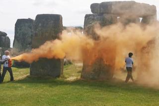 Kamienny krąg Stonehenge spryskany farbą. To jeden z najsłynniejszych zabytków Wielkiej Brytanii 