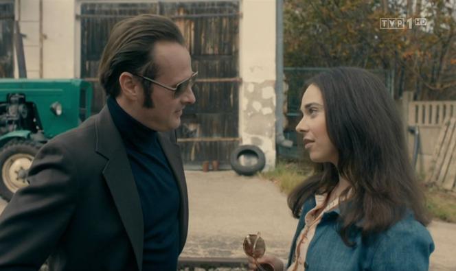 Stulecie Winnych 4, odcinek 41 (odc. 2). Michelle (Maria Pawłowska), Janusz (Paweł Małaszyński)