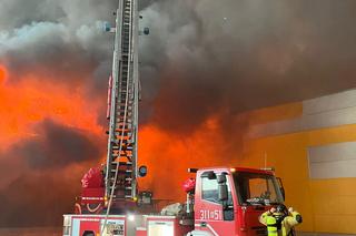 Strażacy pokazali zdjęcia ze środka. Tak wygląda spalona hala na Marywilskiej 44 