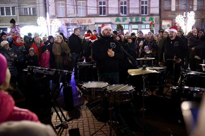 Bytomski rynek świeci się jak choinka. Gwiazda DeLoreana rozświetliła Bytomski Jarmark Świąteczny