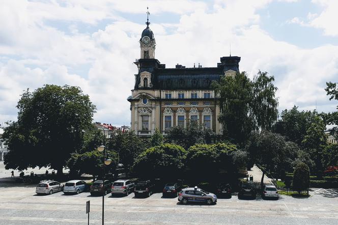 Nie parkuj na płycie rynku w Nowym Sączu.  Sypią się mandaty