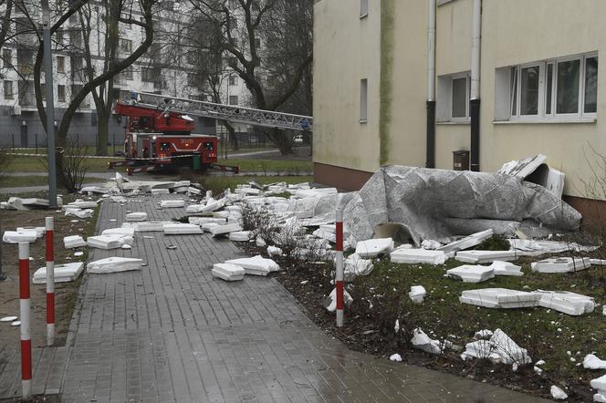 Wiatr zerwał elewację z budynku przy ul. Wrzeciono