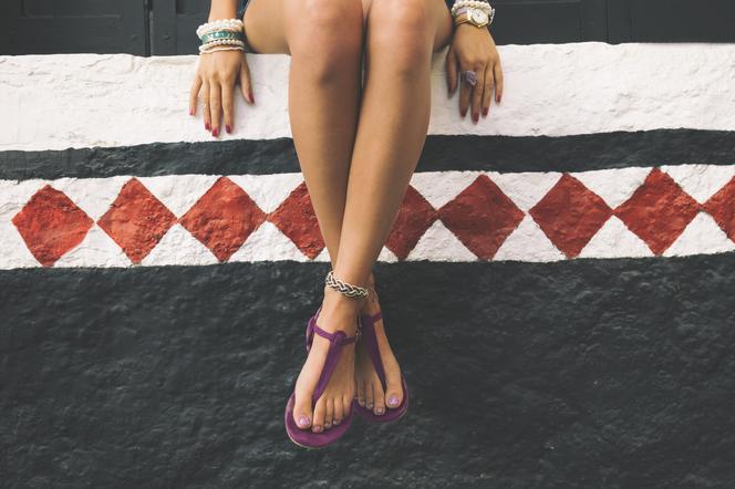 Piękne kobiece stopy w sandałkach 