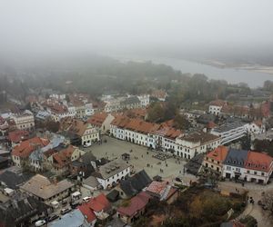 Mglisty Kazimierz Dolny w obiektywie. Miasteczko nad Wisłą przyciąga turystów nawet późną jesienią