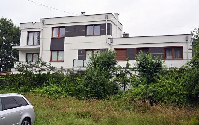 Przyszedł pod nowy dom Andrzeja Dudy w Krakowie, chciał jednego! Pan Robert przyniósł książkę