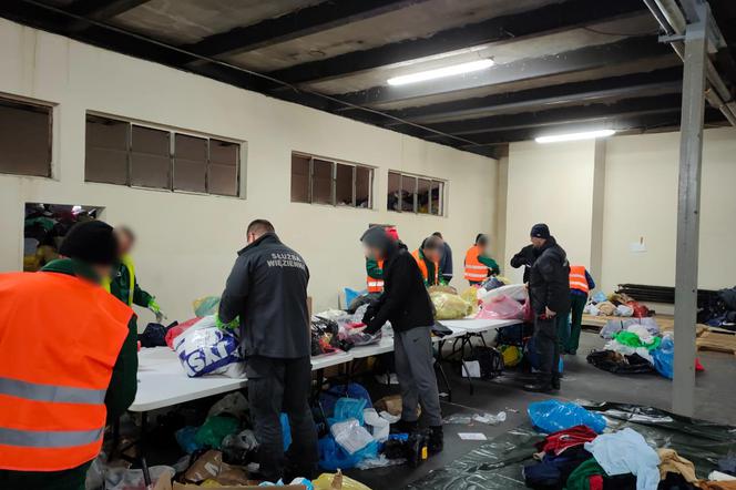 Osadzeni i funkcjonariusze z ZK segregują dary dla uchodźców